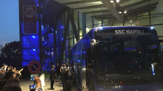 FOTO - Il Napoli lascia il ritiro: ecco il bus degli azzurri verso San Siro