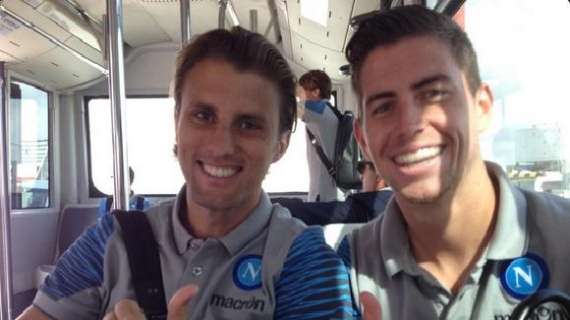 FOTO Twitter - Pronti a partire per Bilbao, sorrisi per gli azzurri Henrique e Jorginho