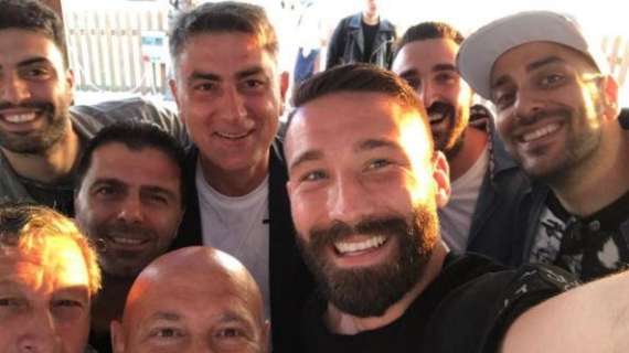 FOTO - Il selfie di Tonelli con lo staff azzurro: "Il Napoli che conta"