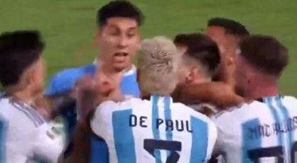 FOTO - Clamoroso Messi: mani al collo a Olivera, rissa sfiorata!
