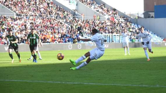 Milan, Bacca segna dal dischetto scivolando: il gol era da annullare, tocca due volte il pallone!