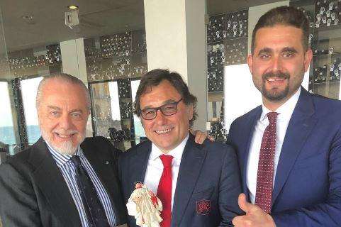 FOTO - Terminato pranzo Uefa a Palazzo Petrucci: ADL dona un pulcinella ai dirigenti dell'Arsenal
