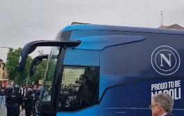 "Odio Napoli!", arriva il bus del Napoli: cori beceri all'esterno del Tardini