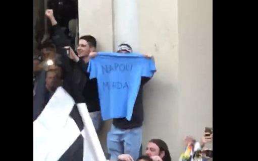 VIDEO - Anche Pjanic fa zoom sulla scritta "Napoli merda" tra i tifosi juventini