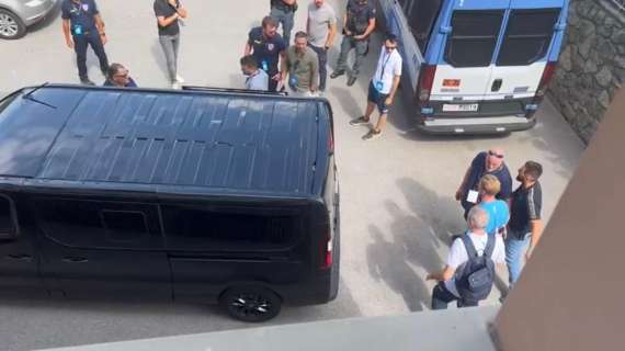 Bagno di folla per De Bruyne: il belga acclamato dai tifosi all’uscita dal teatro