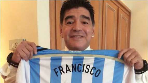 FOTO - Maradona mostra la maglia donata a Papa Francesco: "Per Franciscquito..."