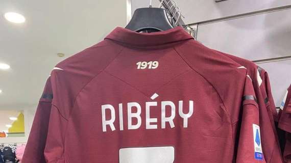 Ribery, a Salerno le maglie (non ufficiali) già in vendita. La nota del club: "Adiremo vie legali"