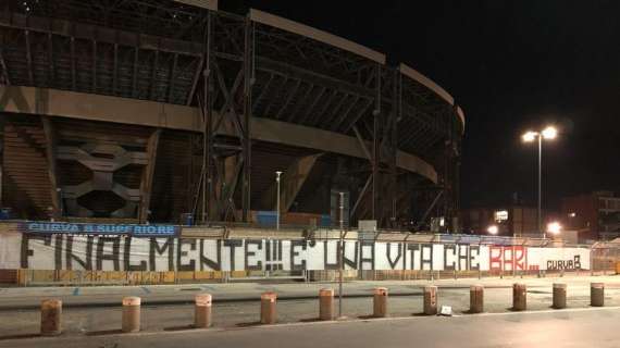 FOTO - Al San Paolo striscione contro ADL: "Finalmente, è una vita che 'Bari'!". 