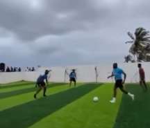 VIDEO – Partitella con gli amici in Nigeria: Osimhen con la maglia azzurra scudettata