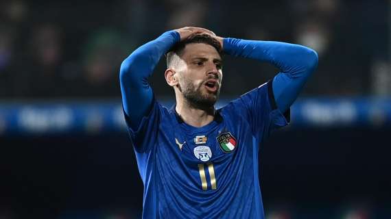 I tifosi a Berardi: "Vai alla Juve?". Smorfia che sembra dire "no" del giocatore