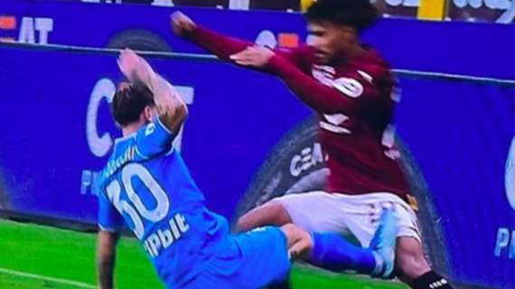 FOTO - Torino, Lazaro ironizza dopo il fallo di Mazzocchi: "Si è alzato e continua a camminare"