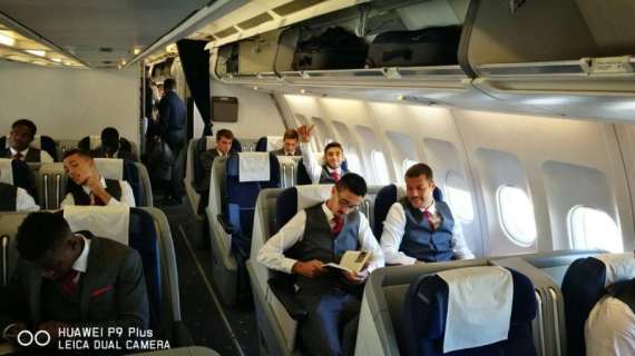 FOTO - Giocatori del Benfica sull'aereo verso Napoli, tanti sorrisi per i ragazzi di Rui Vitoria