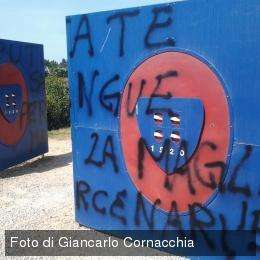 FOTO - Tensione altissima a Cagliari, scritta ad Assemini: "Sputate sangue, mercenari"