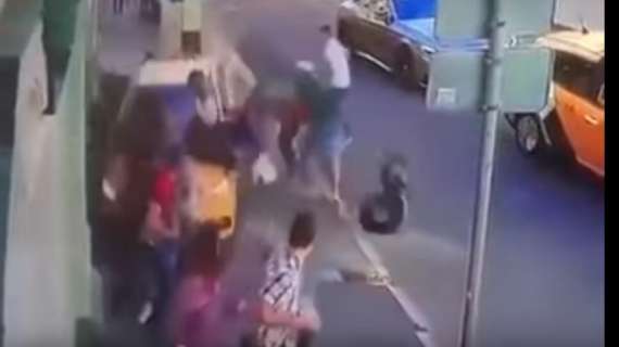 VIDEO - Paura a Mosca: tassista ubriaco travolge un gruppo di passanti, sette feriti