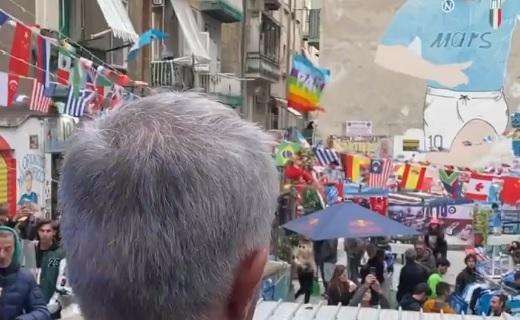 VIDEO - Mou rende omaggio a Diego: il portoghese in visita al murales ai Quartieri Spagnoli