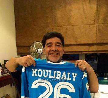 Maradona esulta con la maglia di Koulibaly: "Abbiamo un sogno nel cuore! Grazie Kalidou" 
