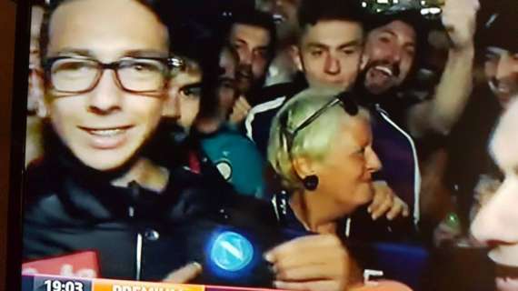 FOTO - Tifoso del Napoli all'esterno del Meazza: spunta una tuta azzurra prima del derby