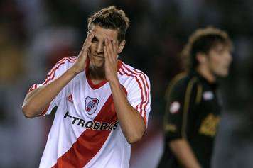VIDEO - River verso la retrocessione, Lamela nervosissimo: colpo ad un avversario!