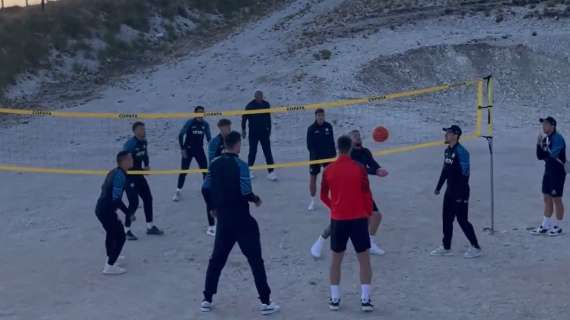 VIDEO – Gli azzurri si divertono in ritiro: sfida di volley nel pomeriggio libero