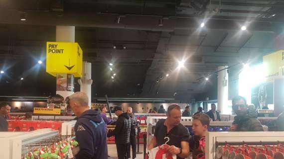 FOTO TN - Si scalda il clima all'Emirates, store dell'Arsenal preso d'assalto dai tifosi