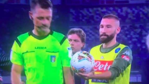 FOTO - Tonelli 'regala' il pallone a Giacomelli: l'arbitro lo guarda e va via negli spogliatoi