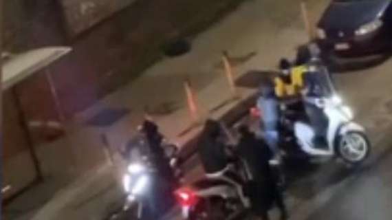 VIDEO - Rider pestato a Napoli: in 6 gli rubano lo scooter e scappano