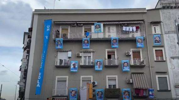 FOTO - Città sempre più originale: figurine degli azzurri col tricolore sui balconi