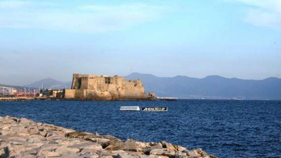 VIDEO - Il mare di Napoli è uno spettacolo: le immagini mozzafiato dal web
