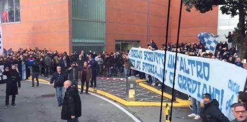 VIDEO - Le immagini dal bus del Napoli: ecco l'entusiasmo dei tifosi a Capodichino