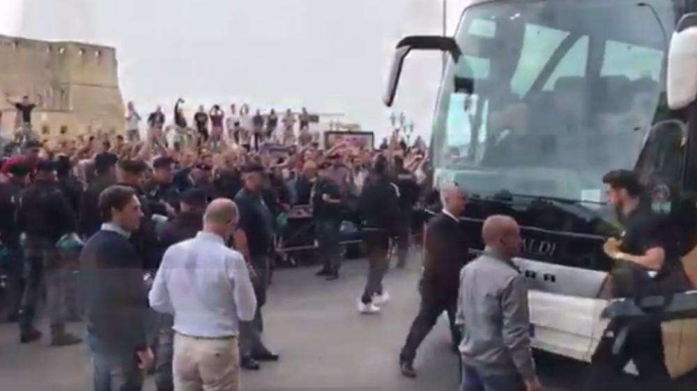 VIDEO - Il Feyenoord lascia il ritiro, sul Lungomare compaiono i suoi tifosi: cori e applausi