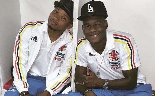 FOTO - Zuniga felice dopo il match con la Colombia: foto negli spogliatoi con Ibarbo