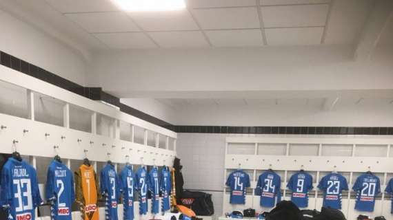 FOTO - Tutto pronto per l'ultima di campionato: Starace svela la maglia del Napoli
