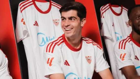 Juanlu-Napoli, la mossa del Siviglia: il volto del giocatore sulla nuova divisa ufficiale