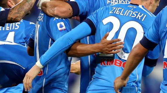 FOTOGALLERY - Il Napoli in viaggio verso Roma, gli azzurri pronti in treno