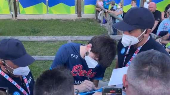 VIDEO - Kvaratskhelia tra la folla azzurra: il georgiano firma gli autografi