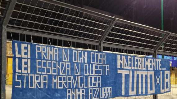 “Indelebilmente per lei”, spunta uno striscione all’esterno del Maradona