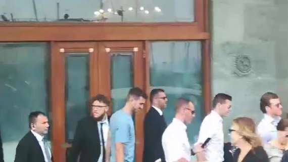 VIDEO TN- Fabian lascia l'Hotel Vesuvio: i tifosi lo acclamano, lo spagnolo li saluta