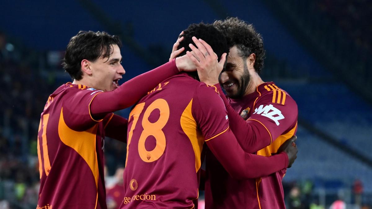 La Roma ritrova la vittoria dopo un mese e riacciuffa la Juve: Lecce battuto di misura 