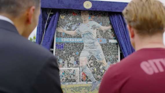 De Bruyne, mosaico e strada intitolata al centro. Pres. City: "Al più grande della nostra storia!"