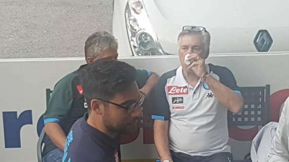 FOTO TN - Ancelotti, relax prepartita: il tecnico si concede un caffè e una sigaretta 