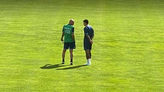 FOTO - Prima dell'allenamento, colloquio individuale Spalletti-Di Lorenzo