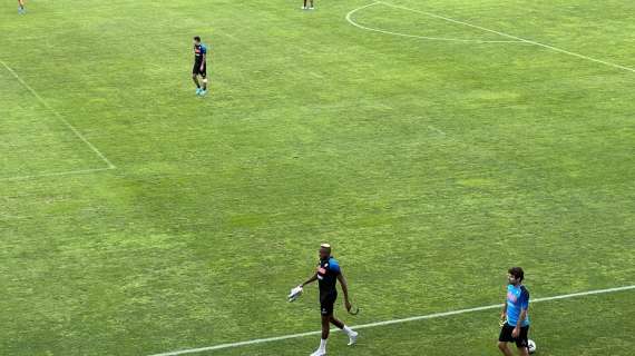 FOTO - Duro contrasto (fortuito) Kim-Osimhen: il nigeriano abbandona l’allenamento