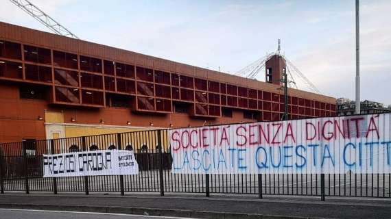 FOTO -  "Preziosi carogna", striscioni contro società dei tifosi del Genoa