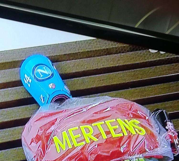 FOTO - Mertens non dimentica il Napoli anche in nazionale: ecco i suoi parastinchi azzurri