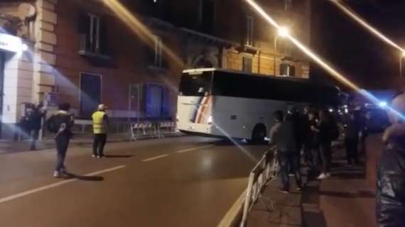 Juventus arrivata all'Hotel Parker: albergo blindato, pochi tifosi e soliti sfottò