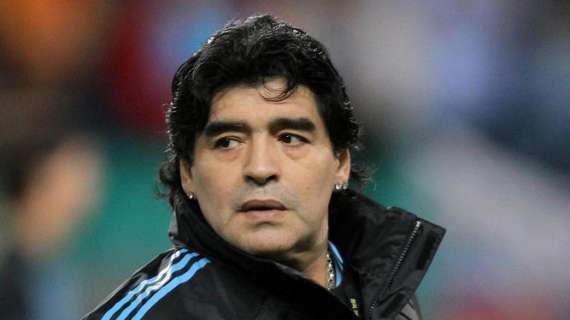 Maradona, un tifoso dalla tribuna: "Diego torna a Napoli!"