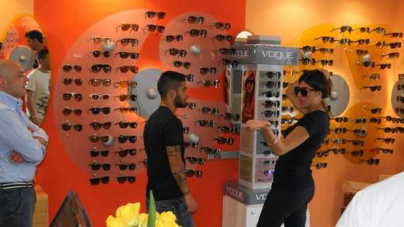 FOTO - Insigne e la passione per gli occhiali: shopping da Ottica In prima di partire per Dimaro