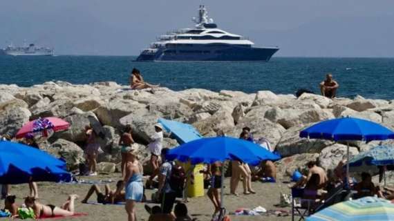 Zuckerberg fa visita a Napoli col suo megayatch: folla di curiosi sul lungomare