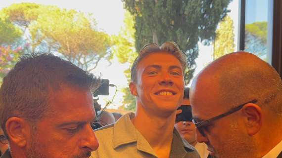 Ecco Hojlund! L'attaccante è arrivato a Villa Stuart per le visite mediche: le immagini