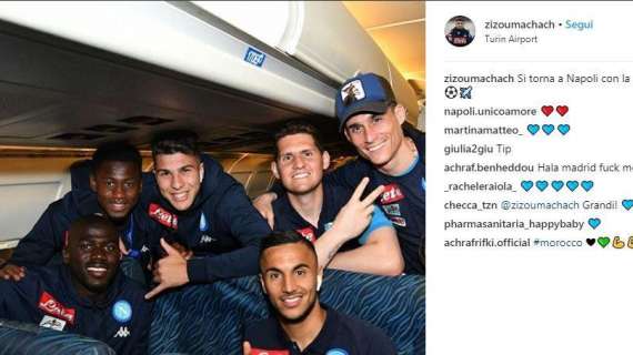 FOTO - Machach e gli altri al settimo cielo dall'aereo: "Si torna a Napoli con la vittoria!"